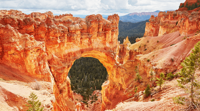 bright red rock arch in bryce canyon