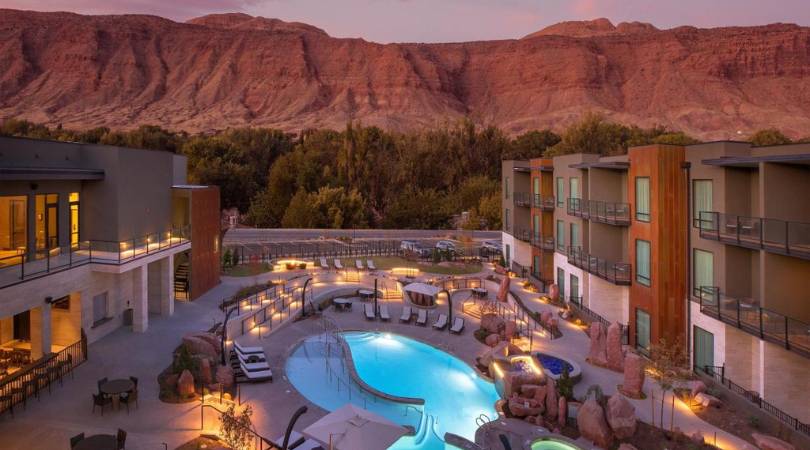 the pool at the hoodoo hotel in moab in glowing evening light